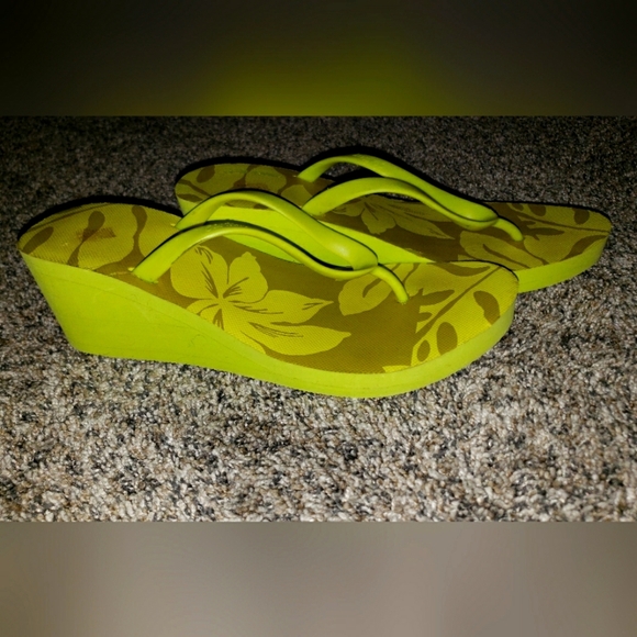 Old Navy| Floral Tropical Wedge Sandals - Picture 1 of 8